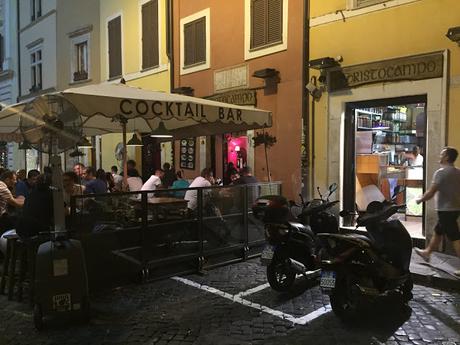 Video incredibile. A Piazza della Cancelleria i ristoratori cancellano segnaletica con la vernice per rimettere tavolini abusivi. E minacciano chi fa il video