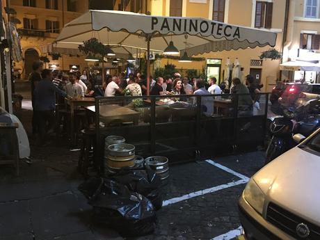 Video incredibile. A Piazza della Cancelleria i ristoratori cancellano segnaletica con la vernice per rimettere tavolini abusivi. E minacciano chi fa il video