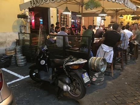 Video incredibile. A Piazza della Cancelleria i ristoratori cancellano segnaletica con la vernice per rimettere tavolini abusivi. E minacciano chi fa il video