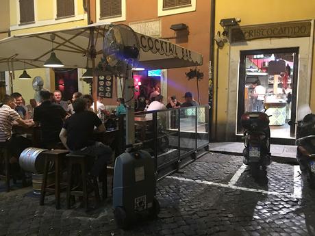 Video incredibile. A Piazza della Cancelleria i ristoratori cancellano segnaletica con la vernice per rimettere tavolini abusivi. E minacciano chi fa il video