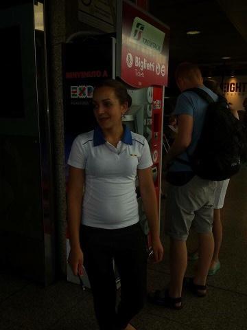 Scoprite e divulgate come funziona la nuovissima truffa ai danni dei turisti alla Stazione Termini le estorsioni delle finte aiutanti con la maglietta dell'Italia