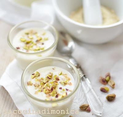 Biancomangiare alle mandorle e granella di pistacchio