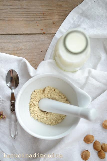 Biancomangiare alle mandorle e granella di pistacchio