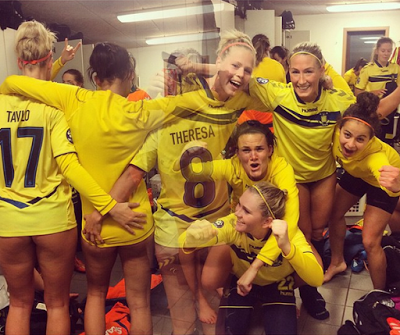 Le ragazze danesi del Brondby celebrano una vittoria ottenuta con molto sedere