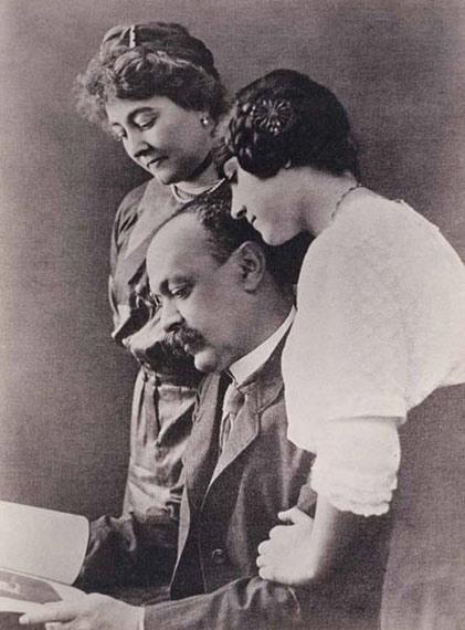 Lo scrittore con la moglie Livia e la figlia Letizia (1912 ca)