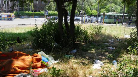 Tante immagini dal mercatino del rubato e della monnezza di Porta Maggiore. La porta più bella delle Mura Aureliane è pronta per il Giubileo