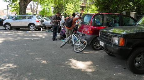 Tante immagini dal mercatino del rubato e della monnezza di Porta Maggiore. La porta più bella delle Mura Aureliane è pronta per il Giubileo