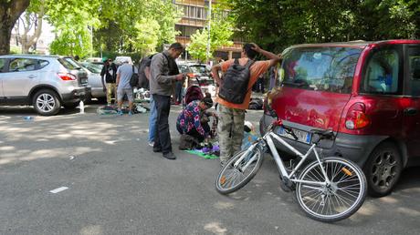 Tante immagini dal mercatino del rubato e della monnezza di Porta Maggiore. La porta più bella delle Mura Aureliane è pronta per il Giubileo