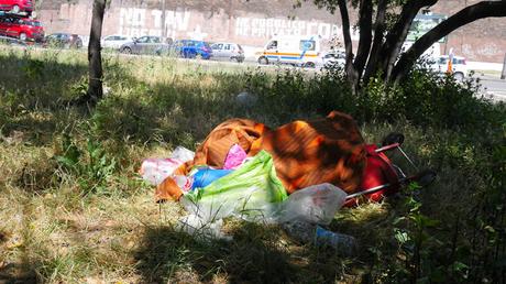 Tante immagini dal mercatino del rubato e della monnezza di Porta Maggiore. La porta più bella delle Mura Aureliane è pronta per il Giubileo