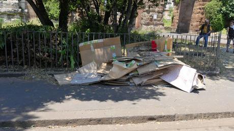 Tante immagini dal mercatino del rubato e della monnezza di Porta Maggiore. La porta più bella delle Mura Aureliane è pronta per il Giubileo