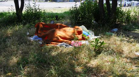 Tante immagini dal mercatino del rubato e della monnezza di Porta Maggiore. La porta più bella delle Mura Aureliane è pronta per il Giubileo