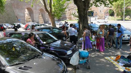 Tante immagini dal mercatino del rubato e della monnezza di Porta Maggiore. La porta più bella delle Mura Aureliane è pronta per il Giubileo