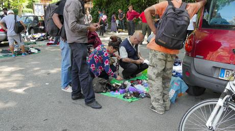 Tante immagini dal mercatino del rubato e della monnezza di Porta Maggiore. La porta più bella delle Mura Aureliane è pronta per il Giubileo