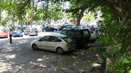 Tante immagini dal mercatino del rubato e della monnezza di Porta Maggiore. La porta più bella delle Mura Aureliane è pronta per il Giubileo