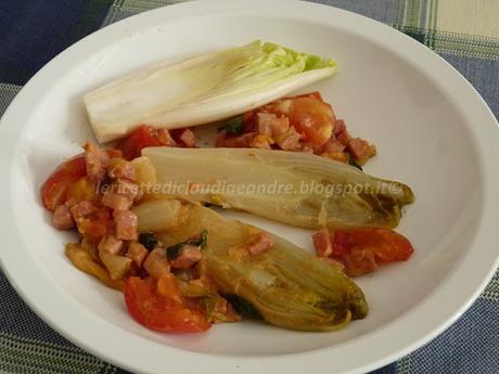 Insalata belga in padella con prosciutto pomodori e profumo di basilico