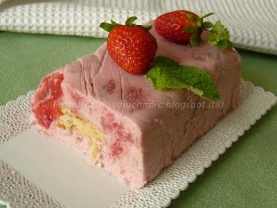 Semifreddo con mascarpone e yogurt alle fragole