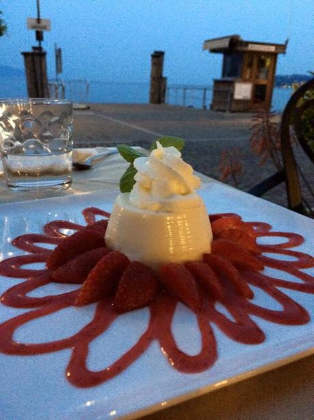 PANNA COTTA CON SALSA E FRAGOLE FRESCHE