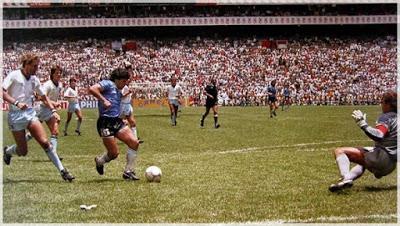 (VIDEO)29 anni fa Diego Maradona regalò all'Argentina un gol capolavoro e alla storia del calcio il gol del secolo