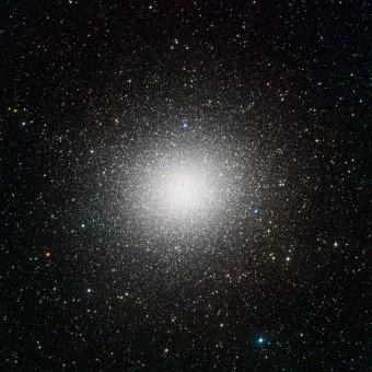 L'ammasso globulare Omega Centauri. L'immagine mostra circa 300.000 stelle. (Crediti: ESO/INAF-VST/OmegaCAM, A. Grado/INAF-Osservatorio astronomico di Capodimonte)