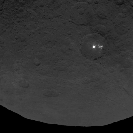 Le macchie luminose su Cerere. L'immagine è stata scattata dalla sonda Dwan lo scorso 9 giugno da una distanza di 4400 chilometri. La risoluzione dell'immagine è 410 metri per pixel. Crediti: NASA/JPL-Caltech/UCLA/MPS/DLR/IDA