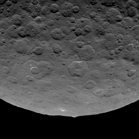 In questa immagine Dawn mostra una particolare montagna sporgere da un'area piuttosto pianeggiante. Gli esperti credono che sia alta circa 5 chilometri. L'immagine è stata scattata lo scorso 14 giugno. Crediti: NASA/JPL-Caltech/UCLA/MPS/DLR/IDA 
