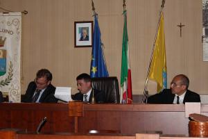 Da sinistra il sindaco di Luino, Andrea Pellicini, il neo presidente del consiglio, Davide Cataldo, ed il segretario comunale, dottor Tramontana