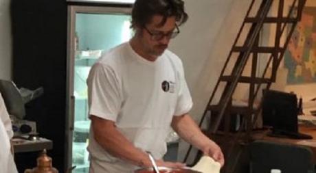 Brad Pitt impara a fare la pizza