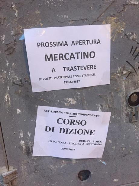 Video. Il misterioso numero di telefono che organizza mercatini e offre corsi di dizione. Imbrattando di manifesti abusivi Via del Corso fin sotto Palazzo Chigi