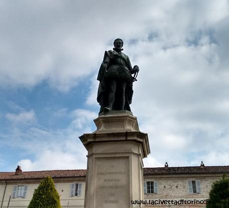 Il monumento a Carlo Emanuele I nel piazzale antistante l'ingresso del santuario. Fu realizzato nel 1891 da uno scultore che chi bazzica il Cimitero Monumentale di Torino conosce molto bene: Pietro Della Vedova!