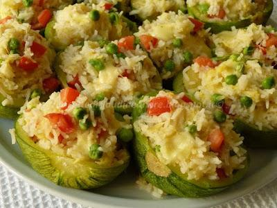 Zucchine tonde ripiene con riso basmati, emmental, pomodoro e pisellini