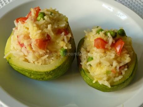 Zucchine tonde ripiene con riso basmati, emmental, pomodoro e pisellini