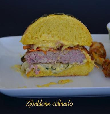 Hamburger di salsiccia con bacon, maionese ai funghi e nuvole di carote e zucchine