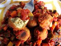 Polpette di tofu e lupini al sugo di verdure: un tuffo tra ricordi, ritorni e il piacere di sorprendersi