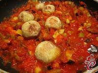 Polpette di tofu e lupini al sugo di verdure: un tuffo tra ricordi, ritorni e il piacere di sorprendersi