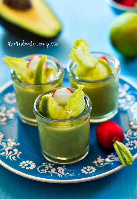 Gazpacho Tropical con avocado e lime in attesa del caldo: caccavelle senza istruzioni.