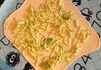 Rustici di pasta all'olio con zucchine novelle, provola e pomodorini secchi