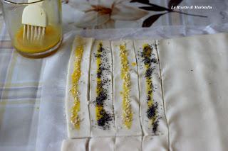 Antipasti di pasta sfoglia ai semi di sesamo e papaveri