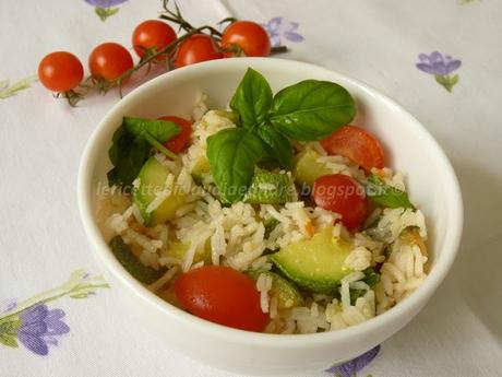 Il tricolore nel piatto con insalata di basmati, zucchine, basilico e pomodorini