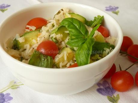 Il tricolore nel piatto con insalata di basmati, zucchine, basilico e pomodorini