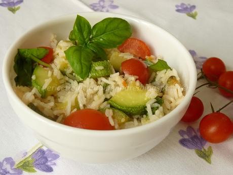 Il tricolore nel piatto con insalata di basmati, zucchine, basilico e pomodorini