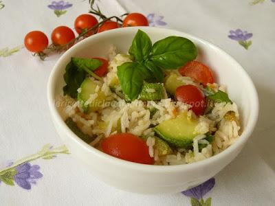 Il tricolore nel piatto con insalata di basmati, zucchine, basilico e pomodorini