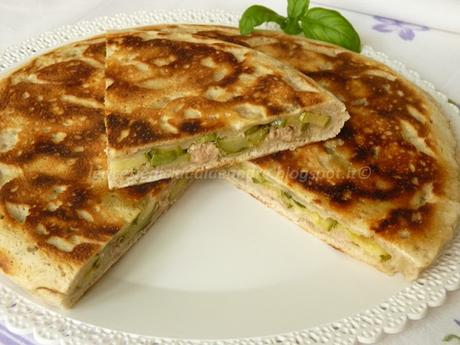 Focaccia integrale cotta in padella, con zucchine, tonno, parmigiano e lievito madre