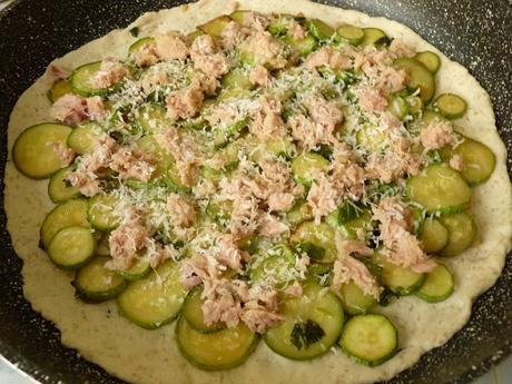 Focaccia integrale cotta in padella, con zucchine, tonno, parmigiano e lievito madre