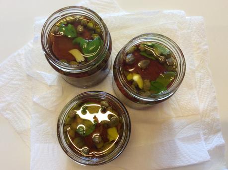 POMODORI ESSICCATI E CONSERVATI CON CAPPERI SOTT’OLIO