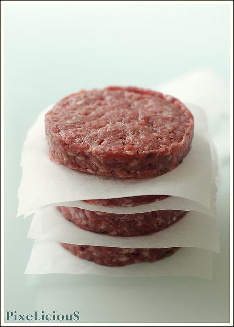 Hamburger di Manzo con Maionese, Formaggio di Capra, Pomodoro, Rucola, Cipolle Rosse Stufate e Pancetta Croccante