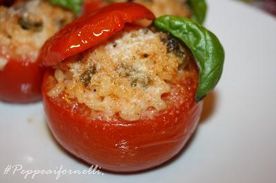 Pomodori farciti di riso e fagiolini.