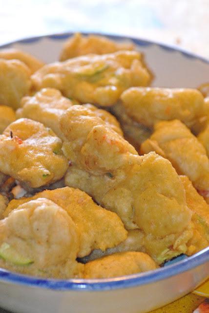 Zeppoline di gamberi rossi e fiori di zucca