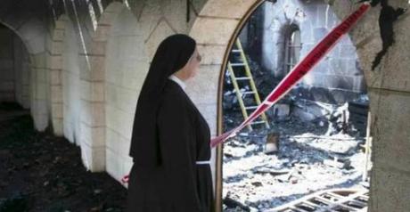 Il Sionismo é fotografato nella chiesa (dei Pani e dei Pesci) bruciata