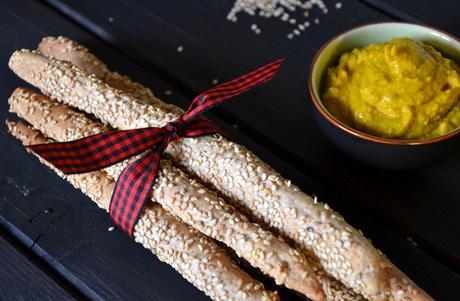 Grissini integrali al sesamo con crema di ceci speziata