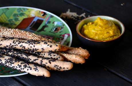 Grissini integrali al sesamo con crema di ceci speziata